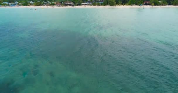 Aerial Drone Shot Over Exotic Ocean Shoreline Jamaica Scenic Seascape Summer Vacation Destino Vacaciones en el Caribe Concepto de vacaciones en cámara lenta 4k — Vídeo de stock