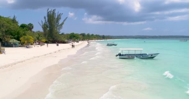 Aereo Drone girato su bella spiaggia caraibica Blue Sea Clear Turchese Acqua Tropicale Destinazione Vacanze Caraibi Concetto di vacanza Slow Motion 4k — Video Stock
