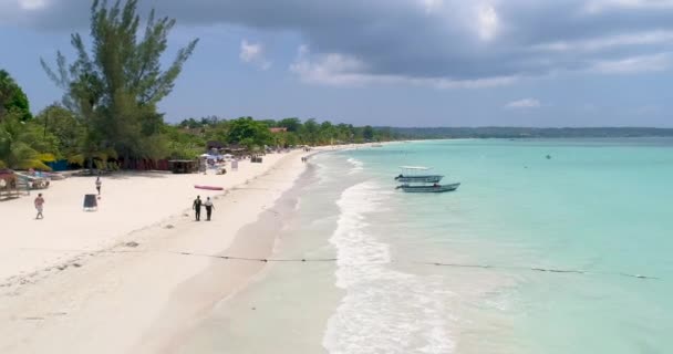 Flygdrönare sköt över Exotic Island Beach Tropical Paradise Panorama Exotic Island Turism och resor koncept Slow Motion 4k — Stockvideo