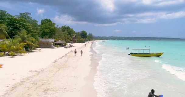 Aerial Drone Shot over Egzotikus Ocean Shoreline Beach Jamaikai természet Tájkép Egzotikus sziget Turizmus és utazás koncepció Lassú mozgás 4k — Stock videók