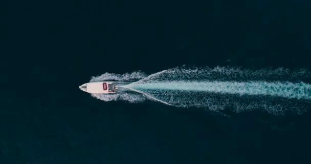 Slow Motion Aerial Drone Shot Over Small Yacht Speeding Toward Beautiful Exotic Vacation Destination Paisaje natural jamaicano Turismo de vacaciones tropicales y concepto de viaje 4k — Vídeo de stock