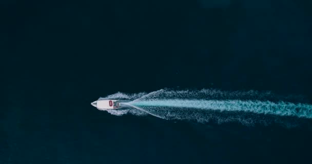 Shot Fly Over Small Yacht Speed Boat Plitting Deep Blue Ocean Tropical Paradise Panorama Summer Vacation Destination Summer Getaway Concept 4k — стокове відео