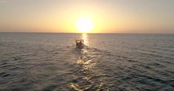 Повітря літаючи над невеликим рибальським човном Вітрильний до екзотичного Карибського басейну Океан Захід сонця Ямайська природа Пейзаж Тропічний відпочинок Літо Getaway Concept At Golden Hour Dusk Повільний рух 4k — стокове відео