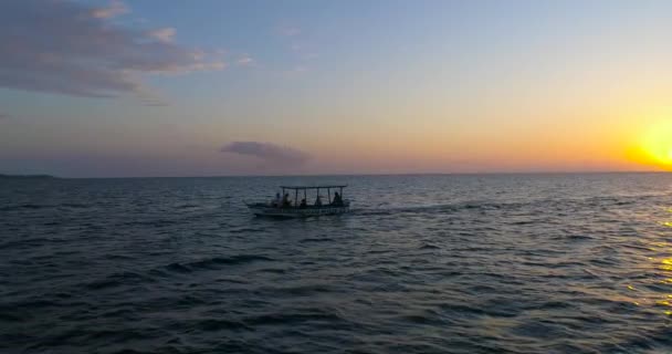 Luchtfoto Fly By Small Boat Sailing To ward Beautiful Ocean Sunset Jamaica Scenic Seascape Reizen naar nieuwe bestemmingen Caraïbische vakantie begrip bij Golden Hour Dusk Slow Motion 4k — Stockvideo
