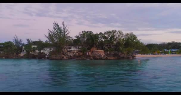 Vuelo aéreo con drones por exótica costa del océano Destino tropical Jamaica Destino tropical de vacaciones Turismo y viaje Concepto Slow Motion 4k — Vídeos de Stock