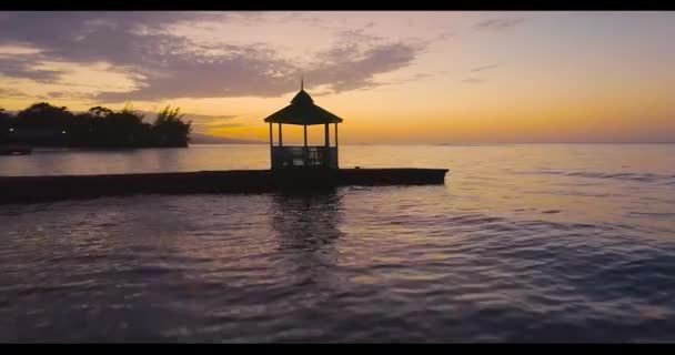 Letecký Drone Shot Over Beautiful Caribbean Ocean Pier at Sunset Jamiacan Příroda Krajina Cestování do nových destinací Letní dovolená Koncept Při Golden Hour Dusk Slow Motion 4k — Stock video