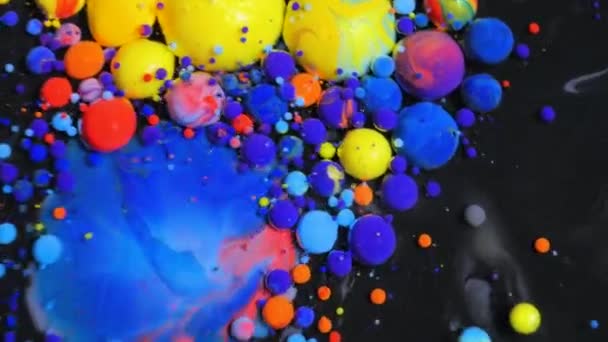 Поток разноцветных пузырей, движущихся по поверхности Paint Surface Черно-желтые чернила и обои на фоне 4K — стоковое видео