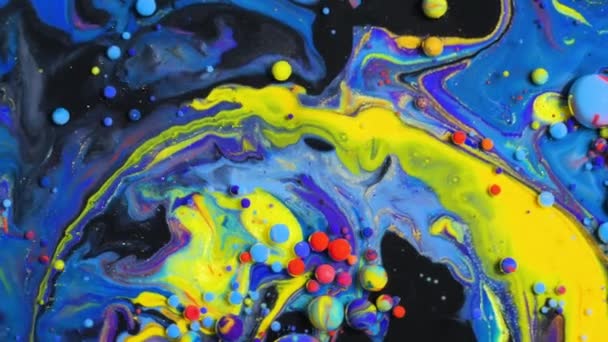 Ljusa Collors vackra bubblor universum av färg rörlig yta makrofärg olja röd blå svart och gul flerfärgad långsam rörelse — Stockvideo