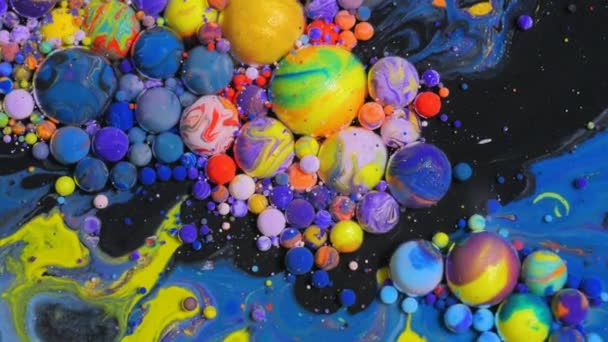 Flux de bulles colorées en mouvement de bulles d'encre éclatant Texture Art Design Moving Liquid Color Slow Motion Oil Surface Rouge Vert Bleu Noir Violet Orange et Jaune — Video