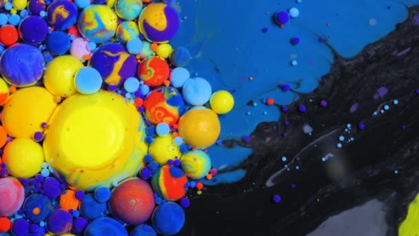 Zeitlupe Schöne Makrooberfläche Bunte Rot Blau Schwarz und Gelb Helle Farben Farbe Blasen Universum der Farbe Moving Oil — Stockvideo