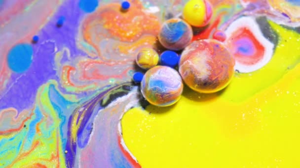泡泡爆裂流动液彩气泡慢速运动艺术概念红绿深紫橙黄油面流动流 — 图库视频影像