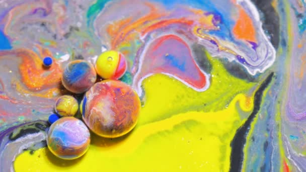 Textura burbujas coloridas salpicaduras corriente móvil de tinta líquido pintura arte diseño 4K reacción química patrón abstracto vibrante fondo de pantalla aceite superficie cámara lenta — Vídeo de stock