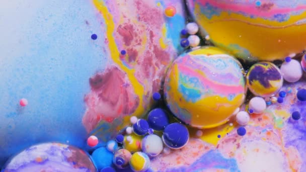 Bulles colorées bulle éclatement motif abstrait Macro Art Design réaction chimique mouvement flux d'encre concept artistique multicolore fond dissolution dans l'eau 4K — Video
