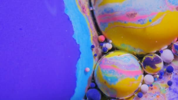 Pintura líquida de la superficie del aceite Corriente móvil del universo de la tinta del concepto del color Reacción química Superficie móvil Burbujas coloridas Burbuja que salpica Concepto artístico — Vídeos de Stock