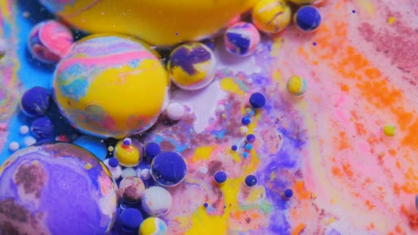 Spritzende Vibrierende Tapete beweglicher Farbfluss Mehrfarbiger Hintergrund bewegliche Oberfläche Chemische Reaktion Textur Öloberfläche Blase Bersten Bewegung flüssige Farbe — Stockvideo