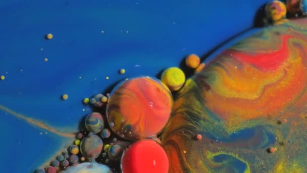 Rozpuszczanie pęknięcie bańki w wodzie 4K Moving Liquid Color Texture Splashing Slow Motion Macro Vibrant Wallpaper Streszczenie Wzór chemiczny Reakcja Olej Powierzchnia — Wideo stockowe