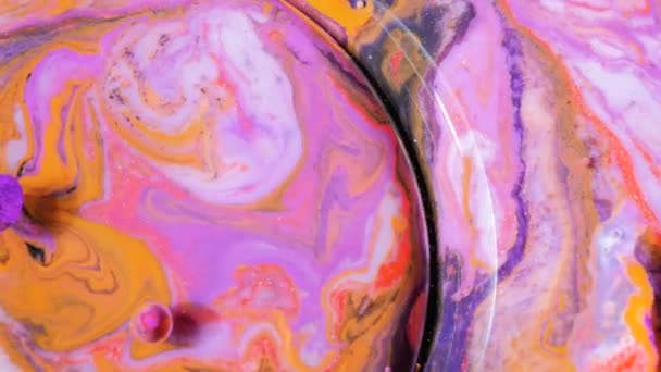 Рідкісний дизайн художнього оформлення фарб Виявлення олійного паперу Розкриття поверхні у водній хімічній реакції Червоний білий пурпуровий магента і помаранчевий барвистий бульбашки художня концепція — стокове відео