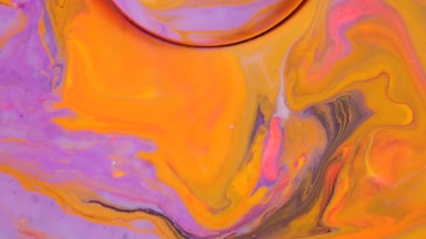 Макро Абстрактный шаблон Медленное движение Красно-бело-фиолетовый пурпурный и оранжевый движущийся поток чернил текстуры Разноцветный дизайн фона — стоковое видео