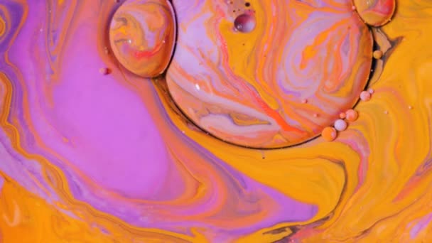 Universum des Farbkonzepts Makro Rot Weiß Lila Magenta und Orange Vibrant Wallpaper Bewegliche Oberfläche Human Body Oil Surface Bunte Blasen Auflösung im Wasser 4K — Stockvideo