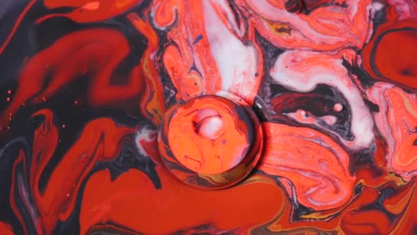 Universo del concepto de color superficie móvil aceite superficie cuerpo humano rojo blanco negro y naranja multicolor fondo vibrante fondo de pantalla movimiento corriente de tinta concepto artístico abstracto patrón químico — Vídeos de Stock