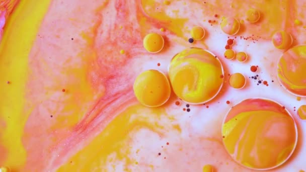 Płynna farba Bubble Bursting Biologiczna koncepcja sztuki Design 4K Ruchomy ciekły kolor Makro tekstura Czerwony biały i pomarańczowy olej Powierzchnia Wszechświat koncepcji kolorów — Wideo stockowe