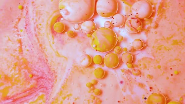 Makro pohybující kapalné barvy chemické reakce bublina praskání mnohobarevné pozadí umělecké koncepce pomalý pohyb barevné bubliny pohybující se proud inkoustu — Stock video