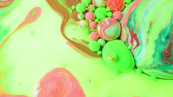 Pohybující se kapalné barvy stříkající rozpouštění ve vodě pohybující se proud inkoustu vesmíru barevné koncepce Bublina prasknutí 4K Art Design kapalné barvy bílá zelená červená — Stock video