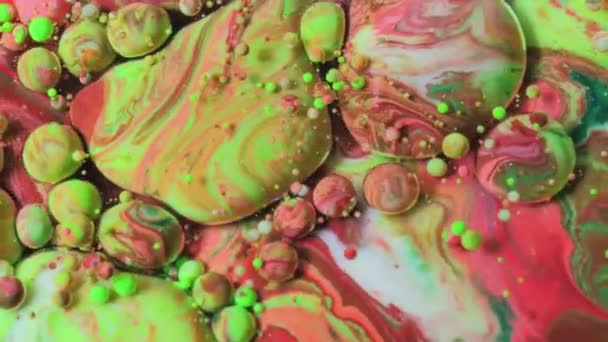 Moving Liquid Color Artistiek Concept Veelkleurige achtergrond Olie Oppervlak Slow Motion Art Design Oplossen in het water Levendig Wallpaper Chemische reactie Wit Groen Rood — Stockvideo