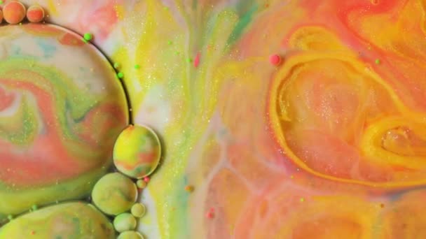 水宏观白、绿、橙4K化学反应中水墨流动表面溶解的流动流- -彩色气泡液体涂料艺术设计 — 图库视频影像
