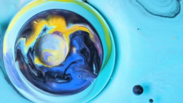 Живые обои Красочные пузырьки Движущийся жидкий цвет растворяется в воде 4K Художественная концепция белый черный синий и оранжевый медленное движение Абстрактный образец брызг художественный дизайн — стоковое видео