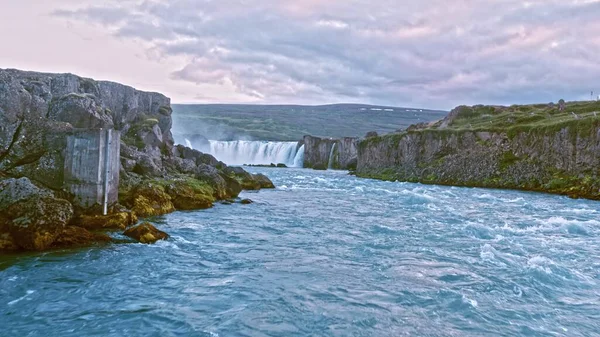 Epische Luftfahrt Durch Berühmte Wasserfälle Island Wildwasser Zermalmt Spiritualität Kraftvolle lizenzfreie Stockbilder