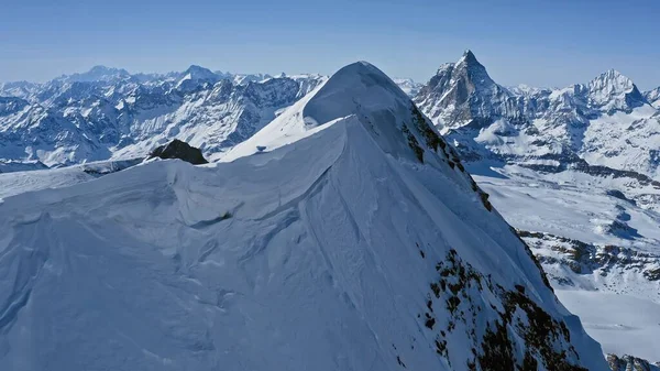 Flug Aus Der Luft Über Die Schneebedeckten Gebirgszüge Mit Wolkenmeer lizenzfreie Stockbilder