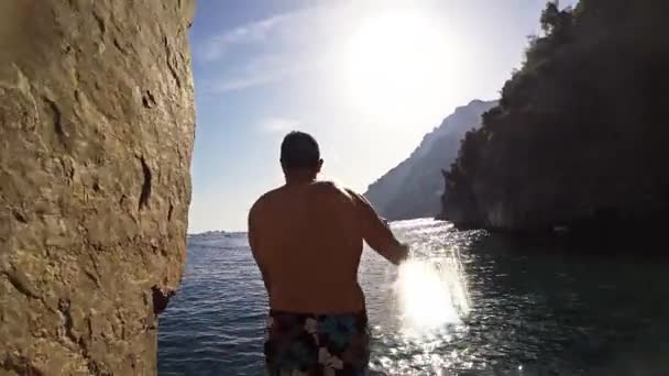 Aktiv passform ung man hoppar in vatten extrema sport energi Joy Splash Ocean undervattens semester Dive Beach frihet GoPro HD — Stockvideo