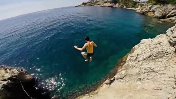 Okyanus deniz su kas Adventure Extreme uçurumdan atlamak atletik genç adam spor yaşam tarzı Hobi tatil temiz plaj yavaş boş zaman etkinliği Gopro Hd
