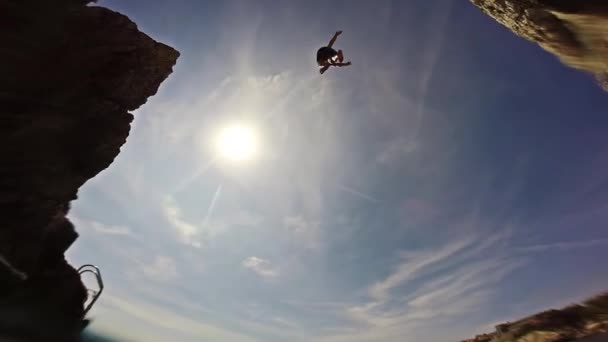 Jeune homme athlétique sautant de falaise dans l'océan Eau de mer Aventure musculaire Sports extrêmes Mode de vie Loisirs Loisirs Loisirs Gopro HD — Video