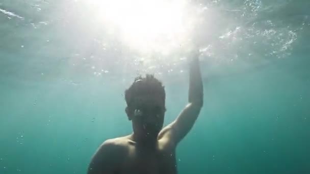 Młody człowiek tonący pod wodą tonący barwnik Niebezpieczeństwo Depresja Strach Desperacja Koncepcja Deep Water Ocean Trouble Gopro Slow Motion HD — Wideo stockowe