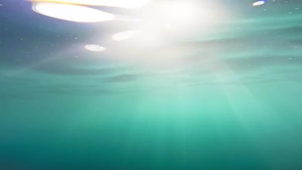 Hermoso Océano Agua Fondo Submarino Superficie Rayos Móviles Sol Verano Vacaciones Mar Rayos de Sol Olas Cámara Lenta Gopro HD — Vídeo de stock