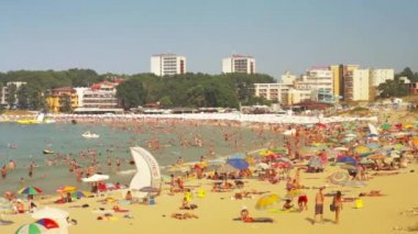 Turistler yaz zaman sukut ile kalabalık plaj