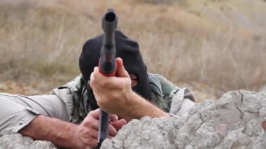AK-47 gizleme ile çekim terörist suçlusu maske