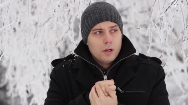 Jeune homme gelant en plein air hiver froid gelures — Video