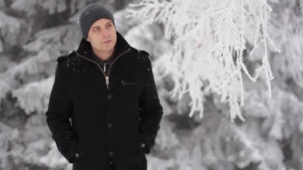 Man Walking hoesten Symptomen ziekte Winter Concept — Stockvideo