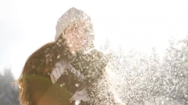 Çekici genç kadın kar pul kamera güneş patlaması üfleme — Stok video