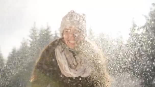 Sorrindo mulher brincando com neve belo sol de inverno ao ar livre — Vídeo de Stock