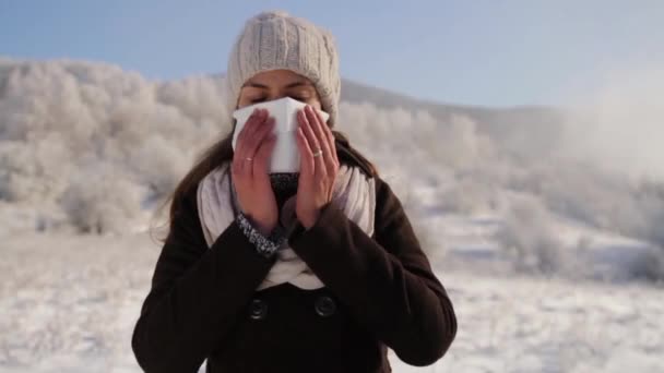 Frau mit Grippe bläst Nase im Freien Winter — Stockvideo