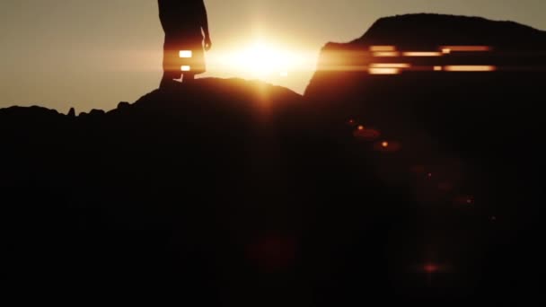 Sun Lens Flare silhouet Man overwinning Pose Hd — Stockvideo