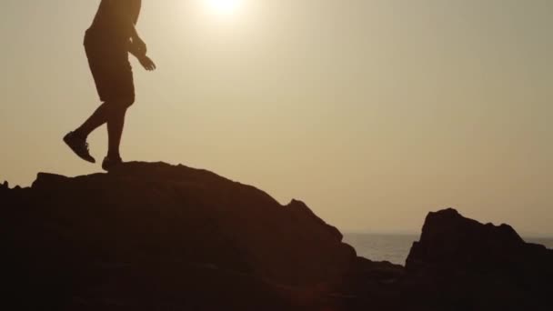 Hombre Caminando Rocas Silueta Oportunidad Buscando Concepto HD — Vídeo de stock