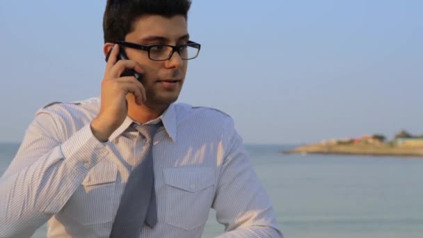 Business Beach semester Man pratar på telefon arbete koppla av koncept — Stockvideo