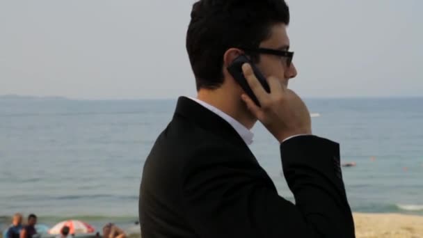 Praia Férias Homem de Terno Falando no telefone HD — Vídeo de Stock