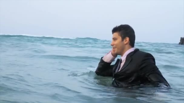 Business man calling cell phone in the sea HD — Stock Video