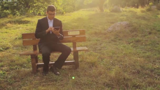 Erfolgreicher Geschäftsmann sitzt Park Mittagspause Naturkonzept — Stockvideo